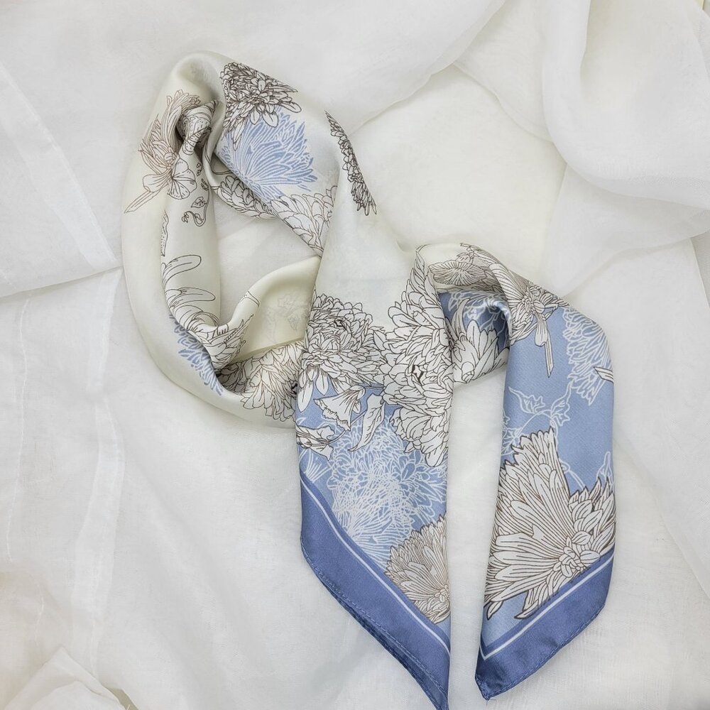 ✨Elegant Silky Scarf Blue Beige Floral Leaf Botanical Square Vintage Print Wrap✨ - Picture 3 of 5